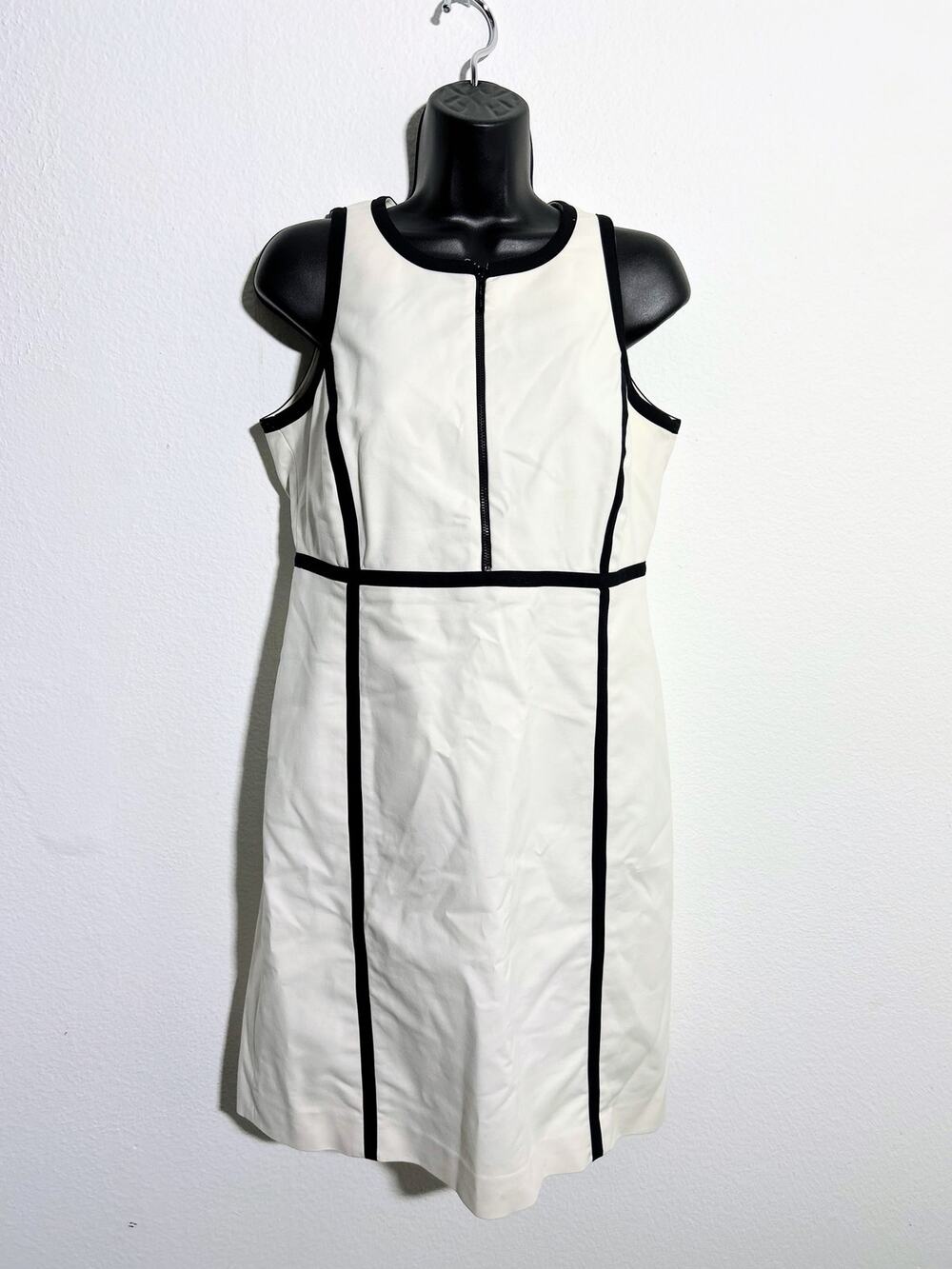 Sophisticated Michael Kors Sleeveless Sheath Dress / Black & Cream/ Size  6